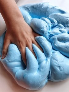 fluffy slime recipe, Anleitung für Fluffy Slime, fluffy slime DIY, Fluffy Slime mit Elmer´s Slime Starter Pack, fluffy slime deutsch, fluffy slime mit kleber, fluffy slime ohne kontaktlinsenlösung, fluffy slime rezept, fluffy slime selber machen, fluffy squishy slime, Slime selber machen, wie mache ich Fluffy Slime