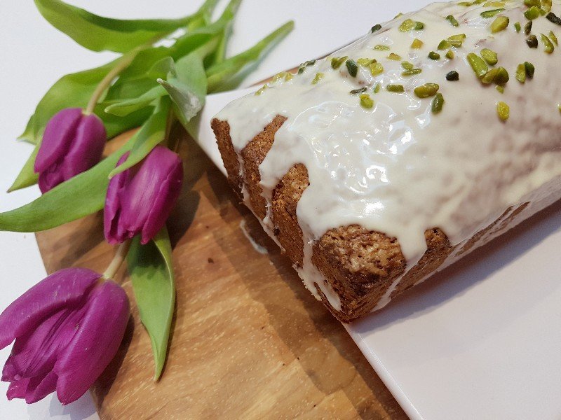 Möhrenkuchen mit weißem Schokoladenguss