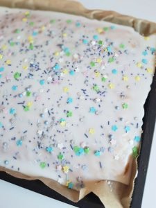 Blechkuchen für Kindergeburtstag, Blechkuchen mit dem Thermomix, Kindergeburtstag, Kuchen für Sommerfest, Schokoguss Thermomix, Thermomix Blechkuchen, Thermomix Kindergeburtstag, Thermomix Rezept, Thermomix Rezept Sommerfest, Zitronenkuchen für Kindergeburtstag, Zitronenlimonade-Kuchen, Zitronenlimonade-Kuchen mit Schokostreuseln, Zitronenlimonadekuchen mit dem Thermomix