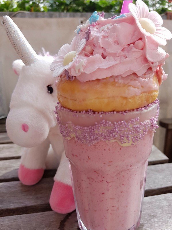 einhorn freakshake, Einhorn Freakshake Berlin, einhorn freakshake rezept, einhorn für geburtstag, einhorn geburtstag blog, einhorn geburtstag diy, einhorn geburtstag essen, einhorn geburtstag feiern, einhorn geburtstag ideen, einhorn geburtstag party, einhorn geburtstagsparty, einhorn glitzer geburtstag, einhorn milchshake, einhorn prinzessin geburtstag, einhorn shake, einhorn shake rezept, einhorn shake selber machen, einhörner bilder geburtstag, Einhornzauber-Freakshake, feen einhorn geburtstag, Freakshake, geburtstag mädchen einhorn, geburtstag mit einhorn, geburtstag thema einhorn, Rezept, rosa einhorn geburtstag, Sommer