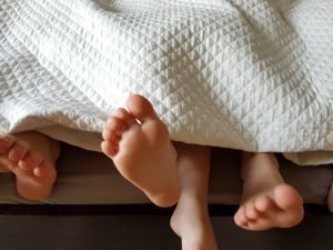 Familienbett, familienbett ferienwohnung, familienbett im urlaub, familienbett urlaub, Familienleben, ferien mit kindern, ferienhaus familienbett, Gastbeitrag, Kinder, Leben mit Kindern, schlafen im Urlaub, Schlafentzug, Urlaub, urlaub mit familienbett, urlaub mit kindern