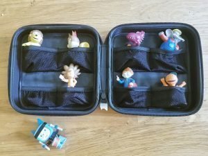 autofahrt kinder beschäftigung, autofahrt mit kindern spiele, autofahrt mit kindern was mitnehmen, Autofahrt Schnitzeljagd, Handhabung Toniebox, kreativ tonies bespielen, Kreativ-Tonies, lange autofahrt mit kindern, Starterset Toniebox, Toniebox, toniebox alter, toniebox für ältere, toniebox für kinder, toniebox im auto, toniebox im auto hören, toniebox im flugzeug, toniebox verreisen, tonies für grosse kinder