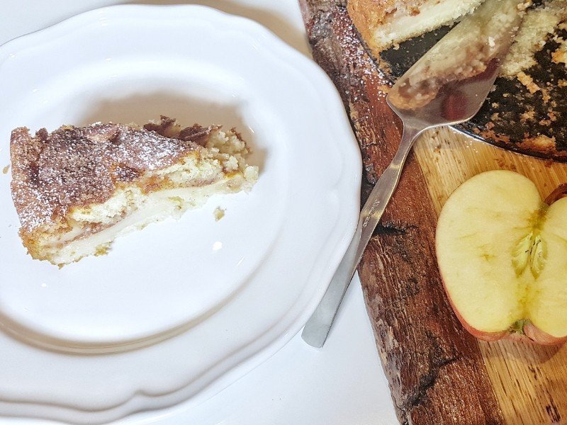 Saftiger Apfelkuchen mit Zimt-Zucker-Kruste - SIMPLYLOVELYCHAOS