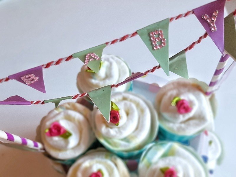 Anleitung für Windel Cupcakes, geburt geschenk ins krankenhaus, geburt geschenke zum selber machen, geschenk baby geburt selber machen, geschenk geburt, geschenk geburt 3. kind, geschenk geburt ausgefallen, geschenk geburt besonders, geschenk geburt drittes kind, geschenk geburt erstes kind, geschenk geburt für eltern, geschenk geburt für mama, geschenk geburt junge basteln, geschenk geburt mädchen basteln, geschenk geburt selber basteln, geschenk geburt selber machen, geschenk geburt windeln basteln, geschenk zur geburt mädchen selber machen, geschenk zur geburt selbermachen, geschenk zur geburt windel cupcakes selber machen, geschenk zur geburt windel muffins selber machen, geschenk zur geburt windeltorte selber machen, geschenke für geburt selber machen, geschenke für geburt zum selber machen, geschenke geburt junge selber machen, geschenke zur geburt, geschenke zur geburt zum selbermachen, Material für Windel Muffins, tolles geschenk geburt, Wie kann man Windel Muffins selber machen?, windel cupcake anleitung, windel cupcake selber machen, windel cupcakes, windel muffin anleitung, windel muffins, windel muffins basteln, windelmuffin selber machen, Windeltorte