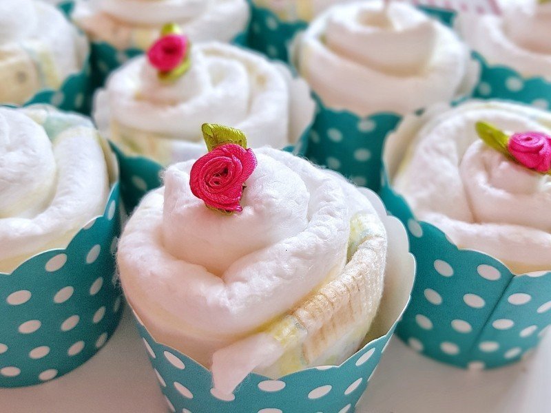 Anleitung für Windel Cupcakes, geburt geschenk ins krankenhaus, geburt geschenke zum selber machen, geschenk baby geburt selber machen, geschenk geburt, geschenk geburt 3. kind, geschenk geburt ausgefallen, geschenk geburt besonders, geschenk geburt drittes kind, geschenk geburt erstes kind, geschenk geburt für eltern, geschenk geburt für mama, geschenk geburt junge basteln, geschenk geburt mädchen basteln, geschenk geburt selber basteln, geschenk geburt selber machen, geschenk geburt windeln basteln, geschenk zur geburt mädchen selber machen, geschenk zur geburt selbermachen, geschenk zur geburt windel cupcakes selber machen, geschenk zur geburt windel muffins selber machen, geschenk zur geburt windeltorte selber machen, geschenke für geburt selber machen, geschenke für geburt zum selber machen, geschenke geburt junge selber machen, geschenke zur geburt, geschenke zur geburt zum selbermachen, Material für Windel Muffins, tolles geschenk geburt, Wie kann man Windel Muffins selber machen?, windel cupcake anleitung, windel cupcake selber machen, windel cupcakes, windel muffin anleitung, windel muffins, windel muffins basteln, windelmuffin selber machen, Windeltorte