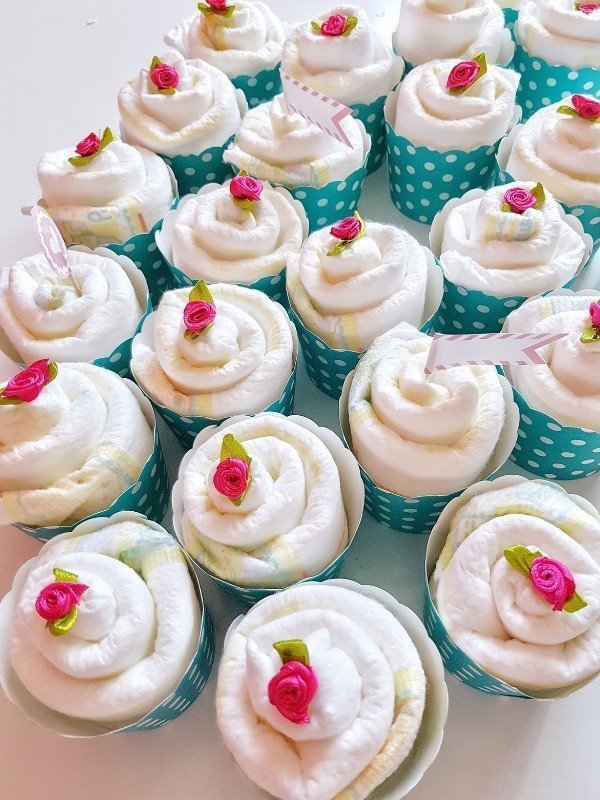 Anleitung für Windel Cupcakes, geburt geschenk ins krankenhaus, geburt geschenke zum selber machen, geschenk baby geburt selber machen, geschenk geburt, geschenk geburt 3. kind, geschenk geburt ausgefallen, geschenk geburt besonders, geschenk geburt drittes kind, geschenk geburt erstes kind, geschenk geburt für eltern, geschenk geburt für mama, geschenk geburt junge basteln, geschenk geburt mädchen basteln, geschenk geburt selber basteln, geschenk geburt selber machen, geschenk geburt windeln basteln, geschenk zur geburt mädchen selber machen, geschenk zur geburt selbermachen, geschenk zur geburt windel cupcakes selber machen, geschenk zur geburt windel muffins selber machen, geschenk zur geburt windeltorte selber machen, geschenke für geburt selber machen, geschenke für geburt zum selber machen, geschenke geburt junge selber machen, geschenke zur geburt, geschenke zur geburt zum selbermachen, Material für Windel Muffins, tolles geschenk geburt, Wie kann man Windel Muffins selber machen?, windel cupcake anleitung, windel cupcake selber machen, windel cupcakes, windel muffin anleitung, windel muffins, windel muffins basteln, windelmuffin selber machen, Windeltorte