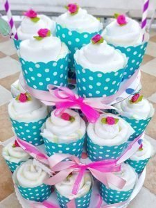 Anleitung für Windel Cupcakes, geburt geschenk ins krankenhaus, geburt geschenke zum selber machen, geschenk baby geburt selber machen, geschenk geburt, geschenk geburt 3. kind, geschenk geburt ausgefallen, geschenk geburt besonders, geschenk geburt drittes kind, geschenk geburt erstes kind, geschenk geburt für eltern, geschenk geburt für mama, geschenk geburt junge basteln, geschenk geburt mädchen basteln, geschenk geburt selber basteln, geschenk geburt selber machen, geschenk geburt windeln basteln, geschenk zur geburt mädchen selber machen, geschenk zur geburt selbermachen, geschenk zur geburt windel cupcakes selber machen, geschenk zur geburt windel muffins selber machen, geschenk zur geburt windeltorte selber machen, geschenke für geburt selber machen, geschenke für geburt zum selber machen, geschenke geburt junge selber machen, geschenke zur geburt, geschenke zur geburt zum selbermachen, Material für Windel Muffins, tolles geschenk geburt, Wie kann man Windel Muffins selber machen?, windel cupcake anleitung, windel cupcake selber machen, windel cupcakes, windel muffin anleitung, windel muffins, windel muffins basteln, windelmuffin selber machen, Windeltorte