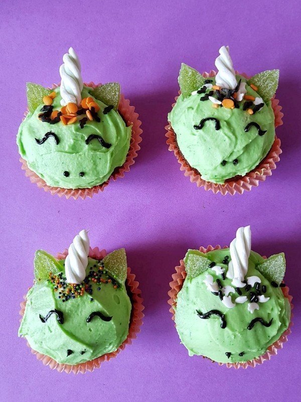 cupcakes for halloween, cupcakes für halloween, cupcakes halloween, cupcakes halloween ideas, cupcakes halloween rezepte, cupcakes halloween thermomix, Einhörner Cupcakes, geburtstag an halloween, geburtstag halloween, geburtstag halloween-party, geburtstag und halloween, Grusel-Einhörner Cupcakes, halloween cupcakes deko, halloween cupcakes deutsch, halloween cupcakes diy, halloween cupcakes einfach, halloween cupcakes frosting, halloween cupcakes kinder, halloween cupcakes rezept deutsch, halloween geburtstagsessen, halloween kinder essen, halloween kinder fest, halloween kindergeburtstag, halloween kinderparty buffet, halloween kinderparty ideen, Halloween mit Kindern, kindergeburtstag zu halloween, Rezept für Halloween mit Kindern