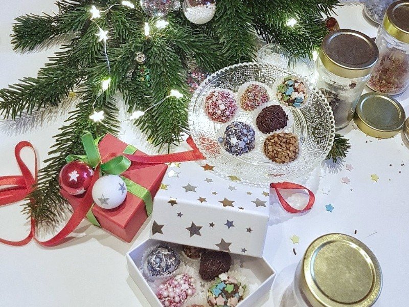 dessert weihnachten im thermomix, einfache pralinen mit kindern, einfache pralinen mit kindern machen, geschenk für Erzieher thermomix, geschenk für Erzieherin thermomix, geschenk für großeltern thermomix, geschenk für oma thermomix rezepte für weihnachten thermomix, geschenk für weihnachten thermomix, Geschenke aus der Küche, Geschenkideen, Kinder, konfekt weihnachten einfach thermomix, Pralinen, pralinen mit alkohol kinder, Pralinen mit Kindern, pralinen mit kindern im Thermomix machen pralinen mit kindern herstellen, pralinen mit kindern machen, pralinen mit kindern selber machen, pralinen mit kindern selbst herstellen, Pralinen ohne Alkohol, pralinen rezepte mit kindern, Pralinen selber machen, Rezept, rezept pralinen mit kindern, Schüttel-Pralinen, thermomix weihnachten, thermomix weihnachten pralinen, Weihnachten, weihnachten aus dem thermomix, weihnachten im thermomix, weihnachten mit thermomix, weihnachten pralinen thermomix, weihnachten thermomix, weihnachten thermomix rezepte, weihnachten thermomix tm5, weihnachten vegetarisch thermomix