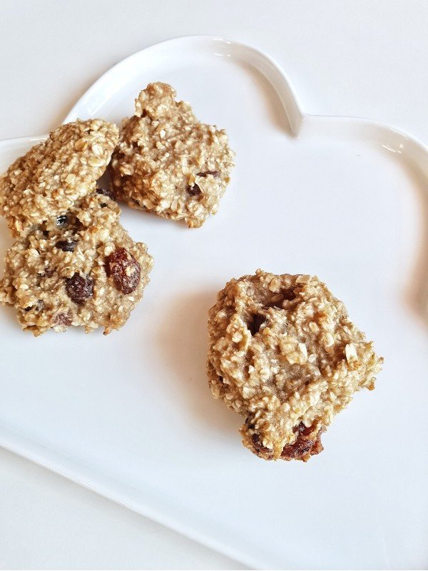 gesunder Snack für Kleinkinder, hafer bananen kekse kinder, hafer bananen kekse rezept, haferflocken bananen kekse baby, haferflocken bananen kekse gesund, haferflocken bananen kekse rezept, haferflocken und bananen kekse, Haferflocken-Bananen-Kekse, haferkekse ohne zucker backen, haferkekse ohne zucker rezept, kekse ohne zucker, krümelfreien Snack, leckere bananen haferflocken kekse, zuckerfreie kekse