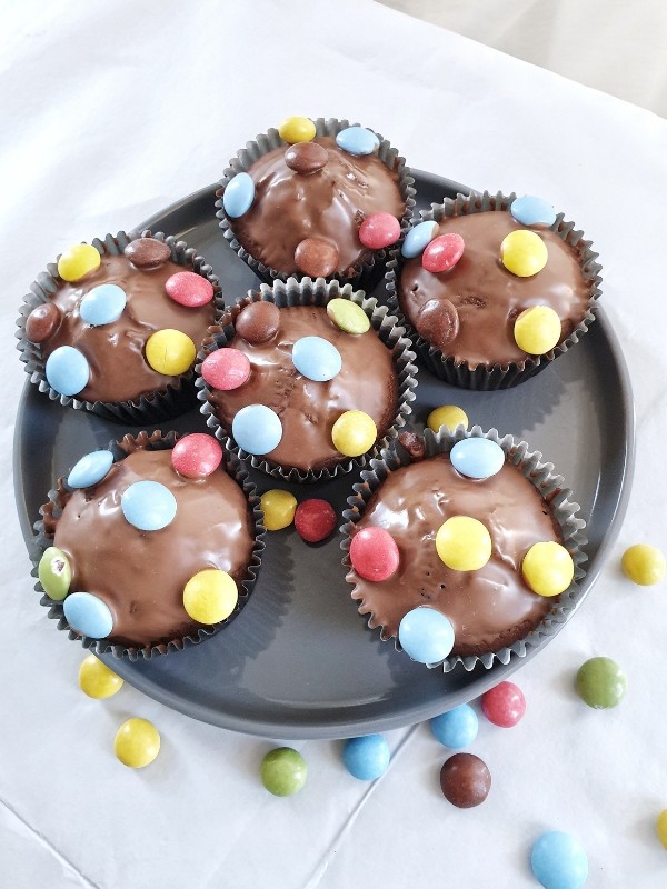 Kindergeburtstag, Schokoladenmuffins Geburtstag, Fasching, Cupcakes, Cupcakes Rezept, einfach, einfaches Rezept Cupcakes, Muffins, Muffins backen, Muffins Grundrezept, Muffins mit Schokolade, Muffins mit dem Thermomix, Schokoladenmuffins, Muffins rezept, resteverwertung alte schokolade, resteverwertung mit schokolade, resteverwertung schokolade, resteverwertung schokolade muffins, resteverwertung schokolade thermomix, resteverwertung von schokolade, Rezept, Rezept für Cupcakes, Rezept für Muffins, schnelle Muffins, Schoko-Bananen-Muffins, schokolade resteverwertung rezept