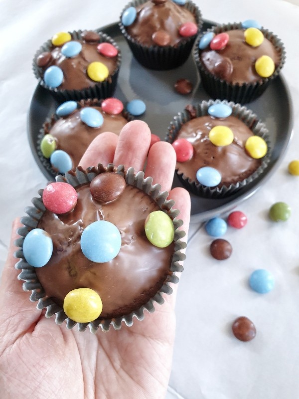 Kindergeburtstag, Schokoladenmuffins Geburtstag, Fasching, Cupcakes, Cupcakes Rezept, einfach, einfaches Rezept Cupcakes, Muffins, Muffins backen, Muffins Grundrezept, Muffins mit Schokolade, Muffins mit dem Thermomix, Schokoladenmuffins, Muffins rezept, resteverwertung alte schokolade, resteverwertung mit schokolade, resteverwertung schokolade, resteverwertung schokolade muffins, resteverwertung schokolade thermomix, resteverwertung von schokolade, Rezept, Rezept für Cupcakes, Rezept für Muffins, schnelle Muffins, Schoko-Bananen-Muffins, schokolade resteverwertung rezept