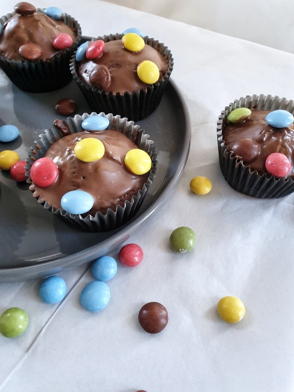 Kindergeburtstag, Schokoladenmuffins Geburtstag, Fasching, Cupcakes, Cupcakes Rezept, einfach, einfaches Rezept Cupcakes, Muffins, Muffins backen, Muffins Grundrezept, Muffins mit Schokolade, Muffins mit dem Thermomix, Schokoladenmuffins, Muffins rezept, resteverwertung alte schokolade, resteverwertung mit schokolade, resteverwertung schokolade, resteverwertung schokolade muffins, resteverwertung schokolade thermomix, resteverwertung von schokolade, Rezept, Rezept für Cupcakes, Rezept für Muffins, schnelle Muffins, Schoko-Bananen-Muffins, schokolade resteverwertung rezept