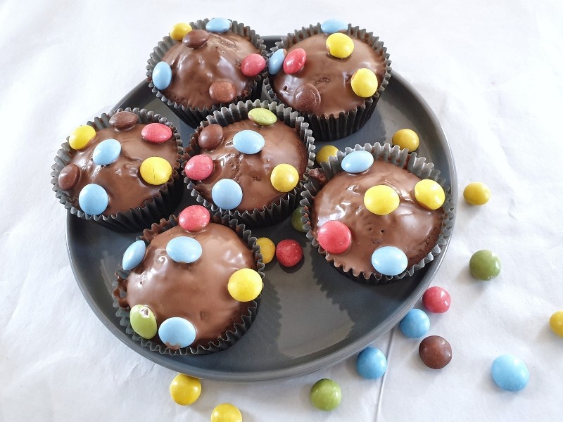 Kindergeburtstag, Schokoladenmuffins Geburtstag, Fasching, Cupcakes, Cupcakes Rezept, einfach, einfaches Rezept Cupcakes, Muffins, Muffins backen, Muffins Grundrezept, Muffins mit Schokolade, Muffins mit dem Thermomix, Schokoladenmuffins, Muffins rezept, resteverwertung alte schokolade, resteverwertung mit schokolade, resteverwertung schokolade, resteverwertung schokolade muffins, resteverwertung schokolade thermomix, resteverwertung von schokolade, Rezept, Rezept für Cupcakes, Rezept für Muffins, schnelle Muffins, Schoko-Bananen-Muffins, schokolade resteverwertung rezept