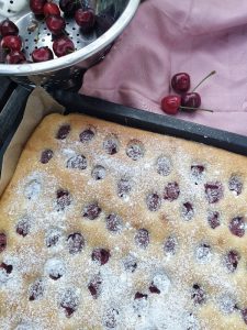 kirschkuchen vom blech, kirschkuchen thermomix, kirschkuchen rezept, kirschkuchen auf dem blech, kirschkuchen aus rührteig, kirschkuchen blech thermomix, kirschkuchen einfach schnell, kirschkuchen einen tag vorher backen, safttiger kirschkuchen, kirschkuchen frische kirschen, kirschkuchen im thermomix,