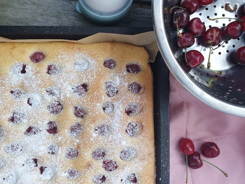 Kirschkuchen vom Blech- Thermomix Rezept Titel 2 - SIMPLYLOVELYCHAOS