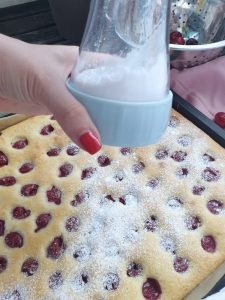 kirschkuchen vom blech, kirschkuchen thermomix, kirschkuchen rezept, kirschkuchen auf dem blech, kirschkuchen aus rührteig, kirschkuchen blech thermomix, kirschkuchen einfach schnell, kirschkuchen einen tag vorher backen, safttiger kirschkuchen, kirschkuchen frische kirschen, kirschkuchen im thermomix,