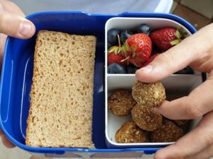 kartenspiele für reisen, kartenspiele kinder 6 jahre, kartenspiele kinder ab 10, kartenspiele kinder ab 4, kartenspiele kinder 8 jahre, kartenspiel kinder ab 8, my mepal lunchbox, my mepal bento box, brotdose kinder mymepal, my mepal trinkflasche, mymepal personalisierte Brotdose, mymepal personalisierter trinkbecher, mymepal brotdose innen, gesunder snack kindergarten, gesunder snack schule, apfel zimt bällchen, apfel zimt energiebällchen, gesunder snack kalorienarm, mepal, bpa freie brotdose,