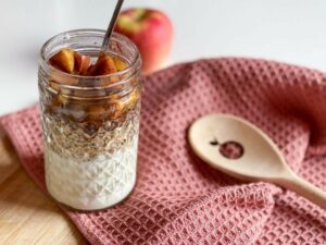 bratapfel joghurt frühstücksidee, bratapfel joghurt mit haferflocken rezept, bratapfel joghurt rezept, bratapfel joghurt selber machen, bratapfel mit joghurt, bratapfel mit joghurt zum frühstück, bratapfel rezept mit joghurt, frühstücksrezept ohne zucker, rezept ohne zucker, zimtapfel rezept mit joghurt und haferflocken, zuckerfreies rezept, zukerfreies frühstück